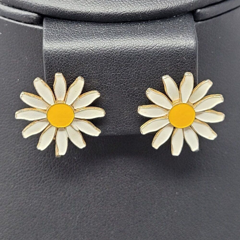 Vtg Daisy Flower Clip-On Earrings Gold-Tone‎ White Yellow Enamel Hippie Jewelry